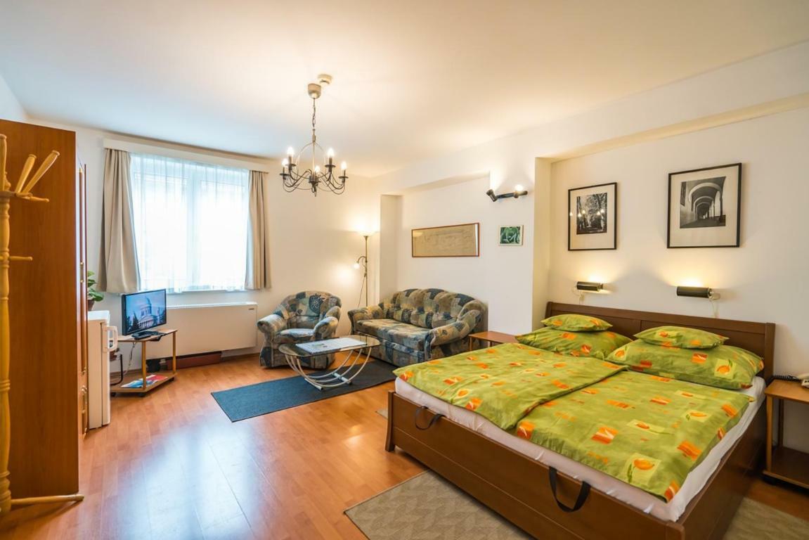 Hotel Szent Kristof Panzio Esztergom Exterior foto